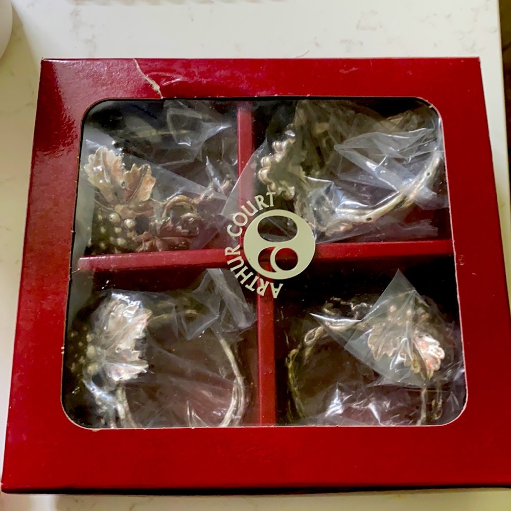 Arthur court grape napkin rings